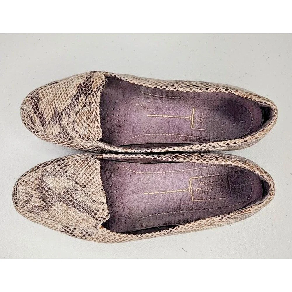 Clarks Artisan Brown Faux Snakeskin Leather Loafers Flats Slip Ons Size US 8 EUC